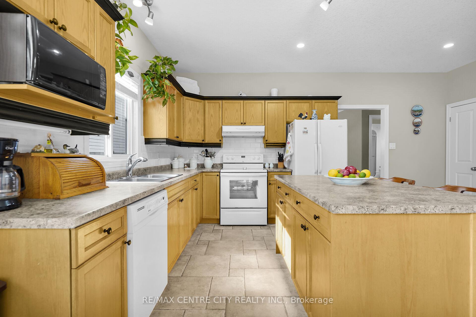 Photo 14 of 9 Willard Crescent, Middlesex Centre, Kilworth — HOMEH