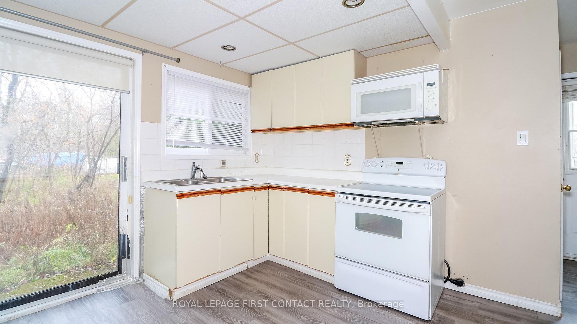 Photo 10 of 947 Gilmore Avenue, Innisfil, Lefroy — HOMEH