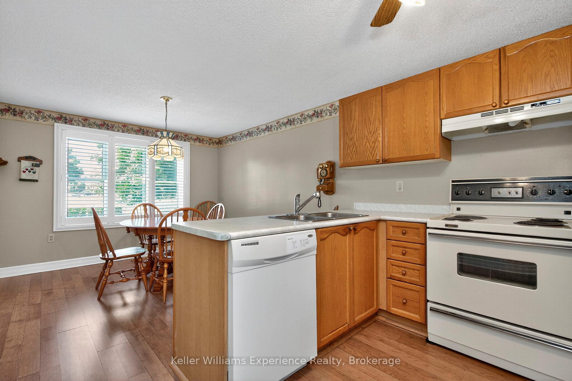 Photo 10 of 369 Park Avenue, Midland — HOMEH