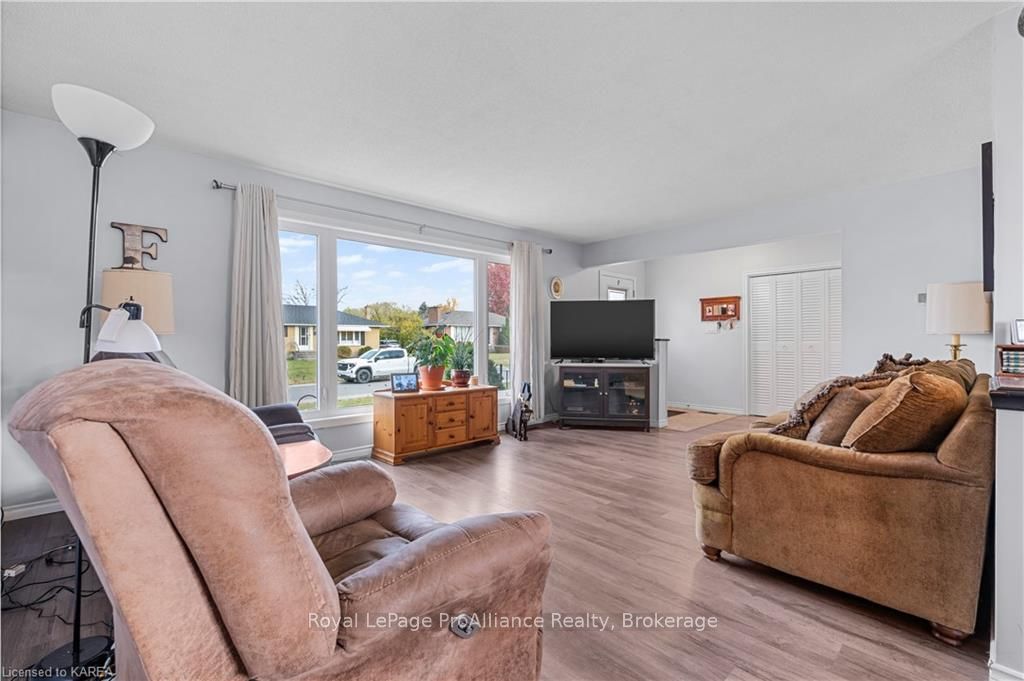 Photo 9 of 67 Briscoe Street, Loyalist, Amherstview — HOMEH