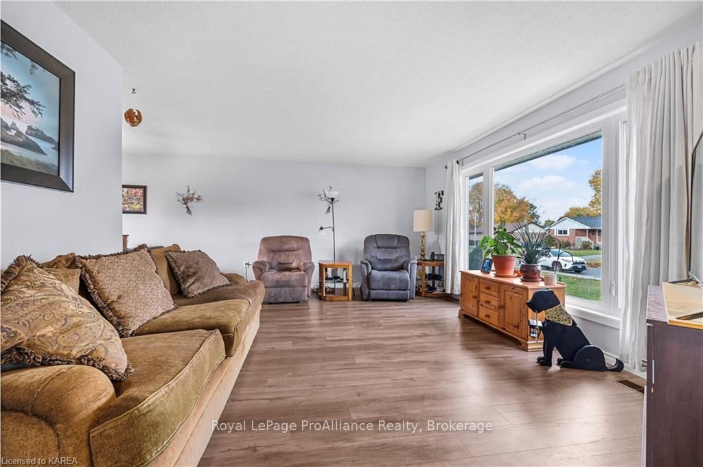 Photo 7 of 67 Briscoe Street, Loyalist, Amherstview — HOMEH