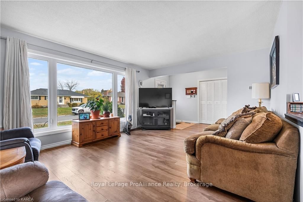 Photo 8 of 67 Briscoe Street, Loyalist, Amherstview — HOMEH