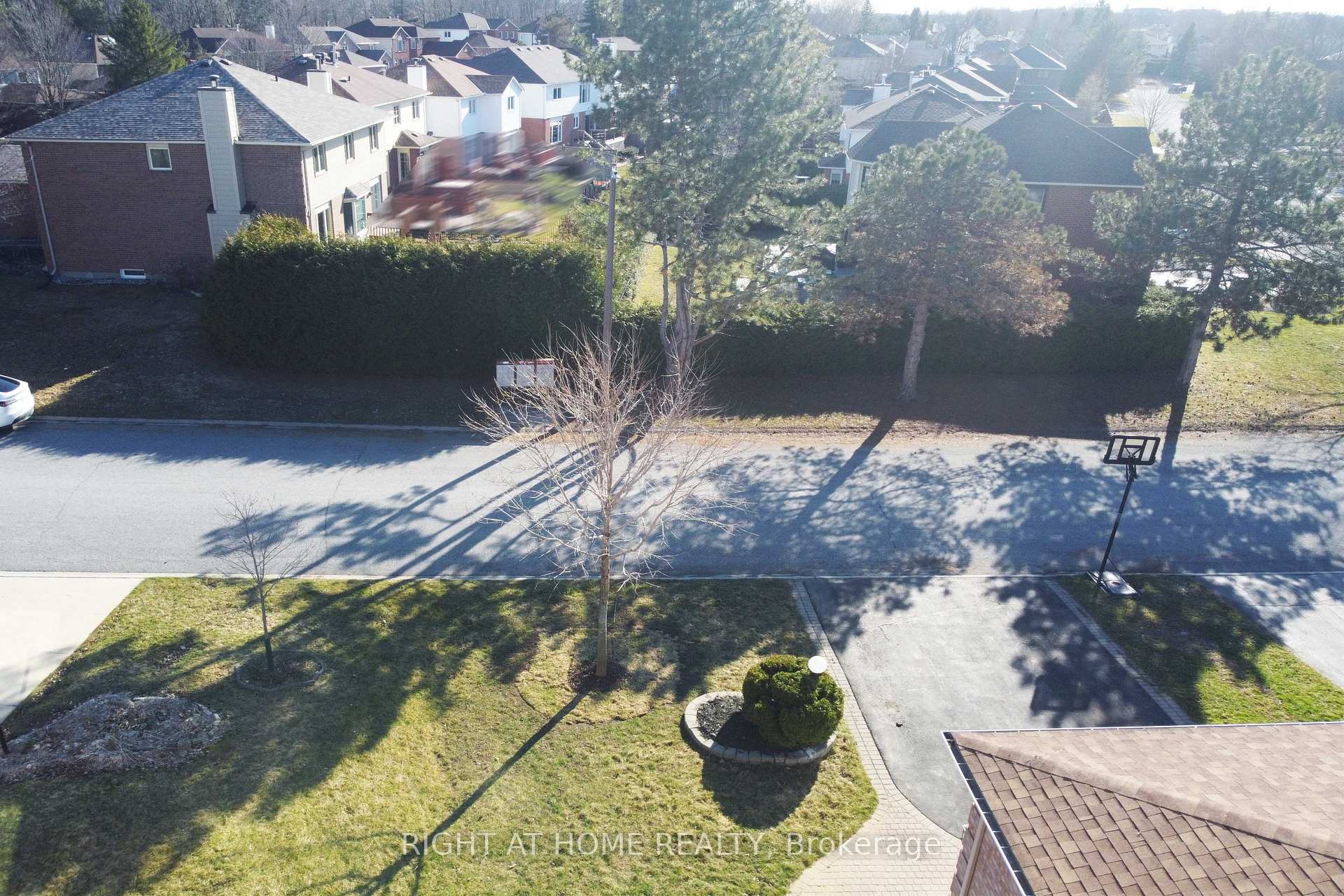 Photo 3 of 4 Balding Crescent, Ottawa, Kanata - Kanata Lakes/Heritage Hills — HOMEH