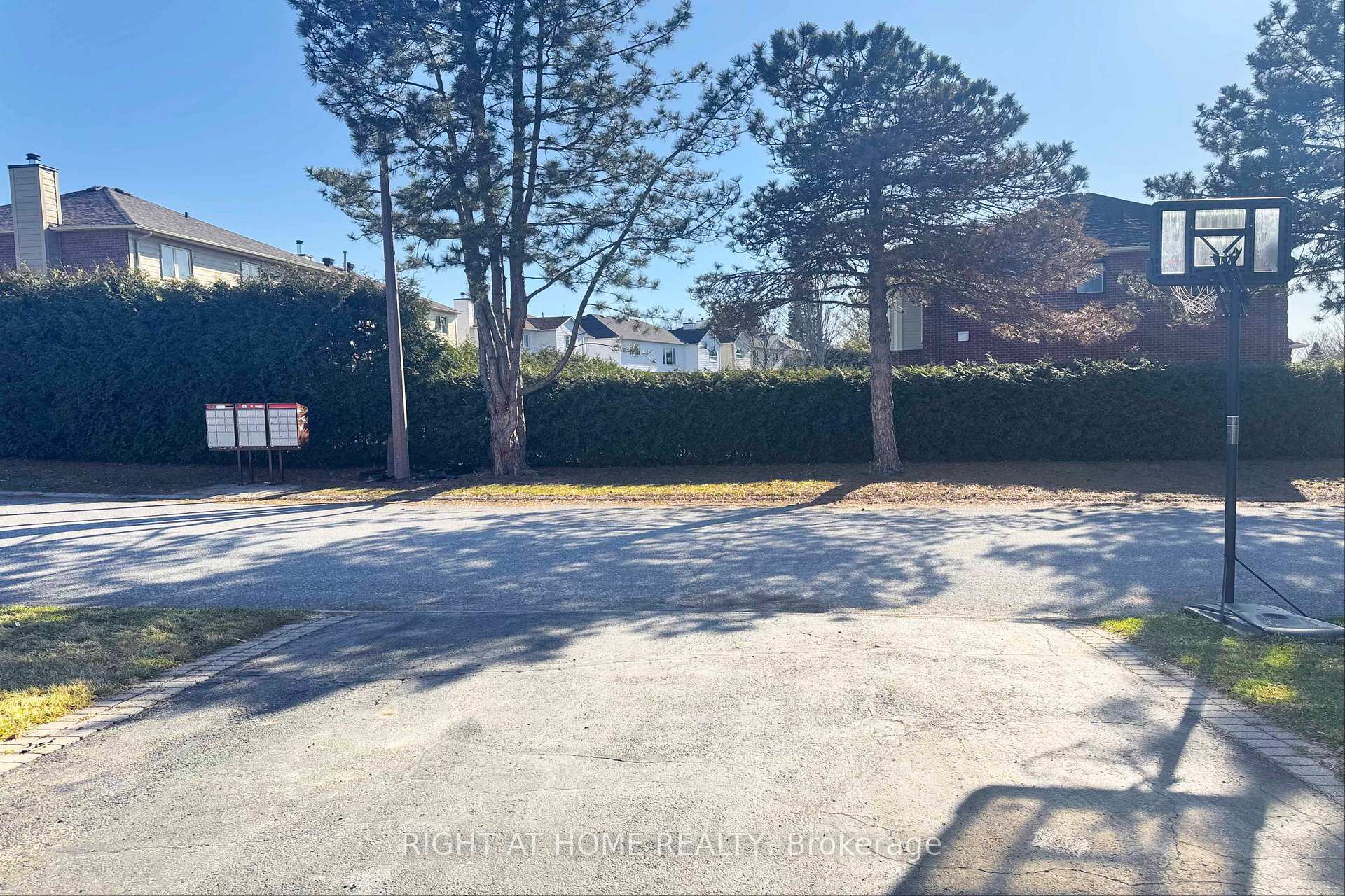 Photo 4 of 4 Balding Crescent, Ottawa, Kanata - Kanata Lakes/Heritage Hills — HOMEH