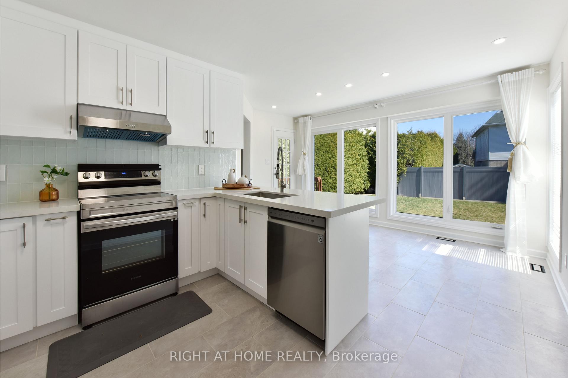 Photo 17 of 4 Balding Crescent, Ottawa, Kanata - Kanata Lakes/Heritage Hills — HOMEH