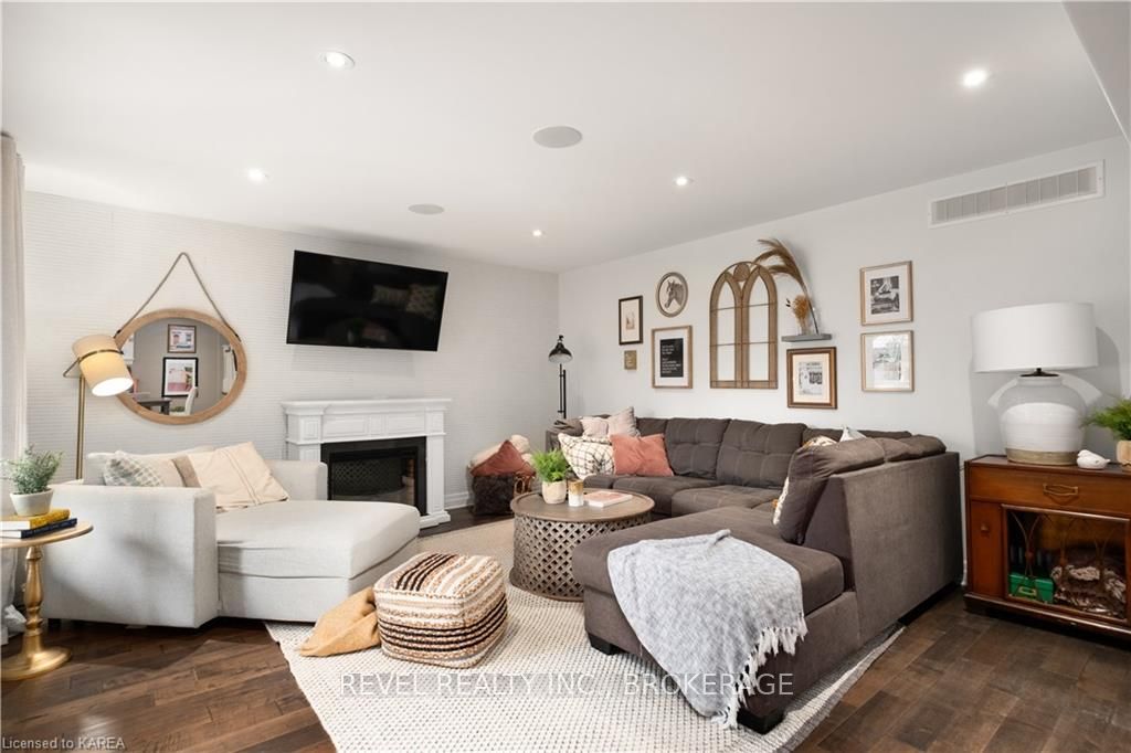 Photo 5 of 43 Kidd Drive, Loyalist, Amherstview — HOMEH