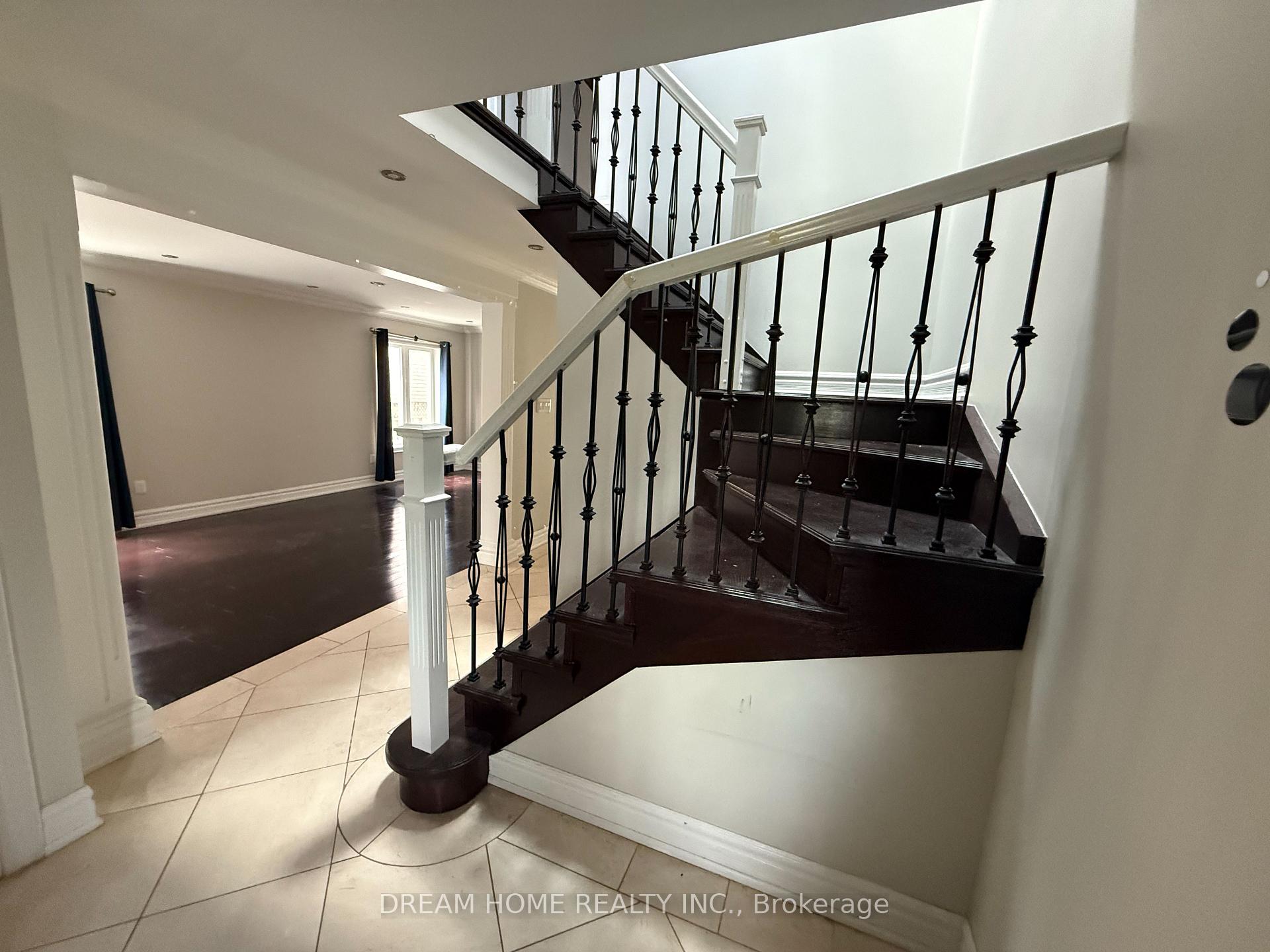 Photo 2 of 49 Sophia Road, Markham, Middlefield — HOMEH