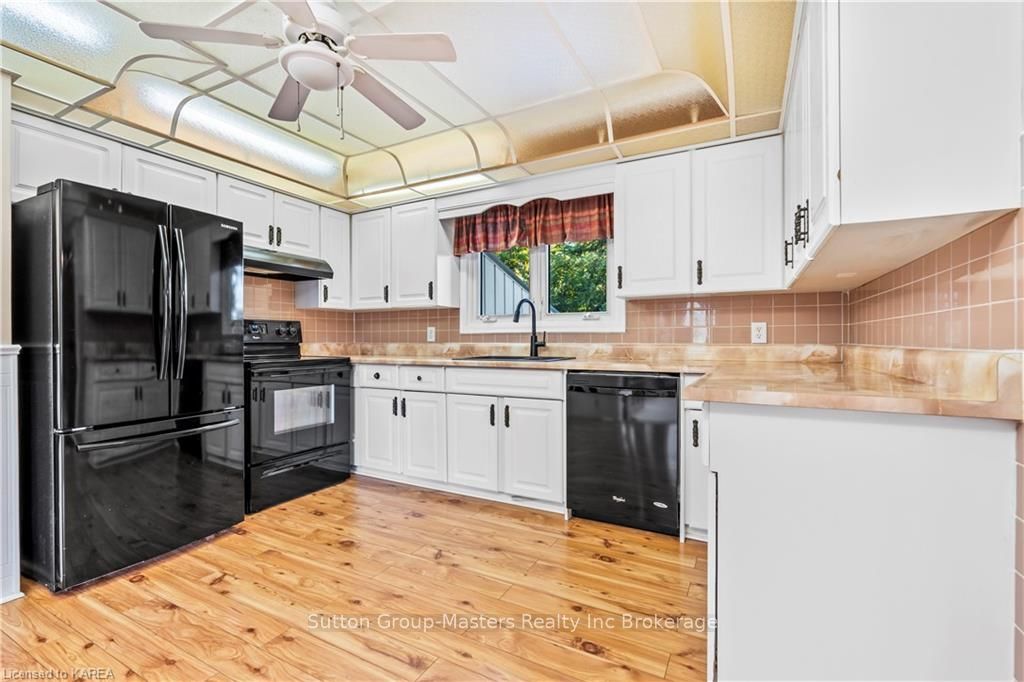 Photo 4 of 3 Morden Crescent, Loyalist, Amherstview — HOMEH