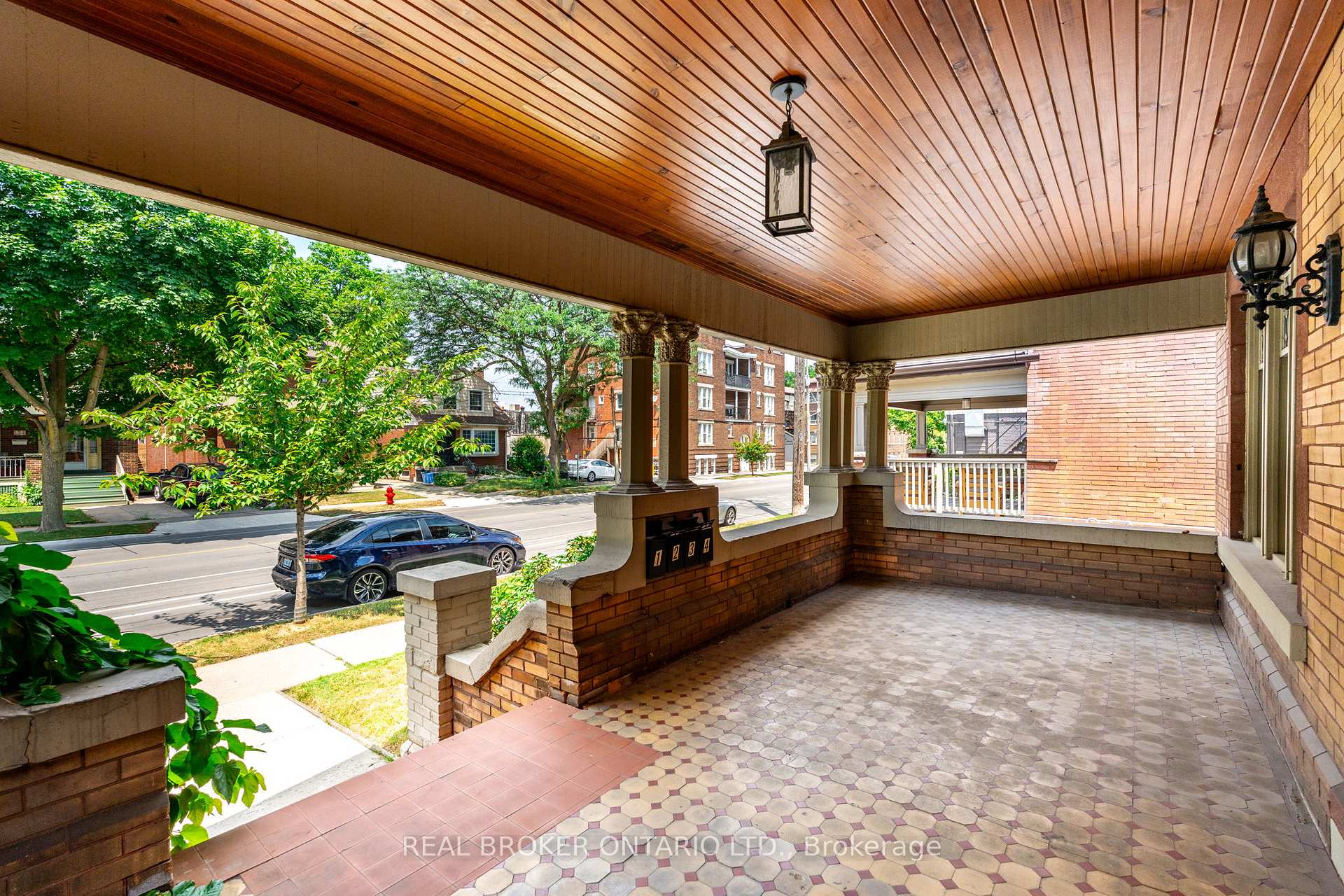 Photo 3 of Unit 4, 137 Sherman Avenue S, Hamilton, Blakeley — HOMEH