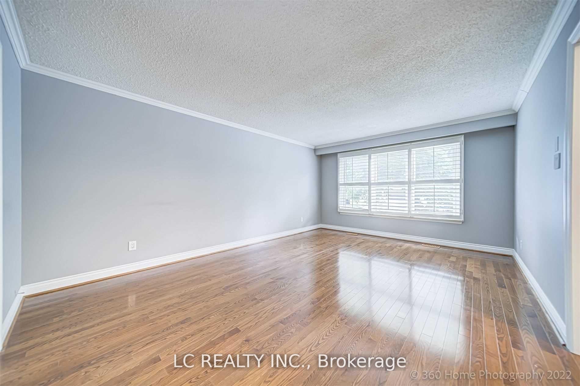 Photo 3 of 92 Emmeloord Crescent, Markham, Unionville — HOMEH