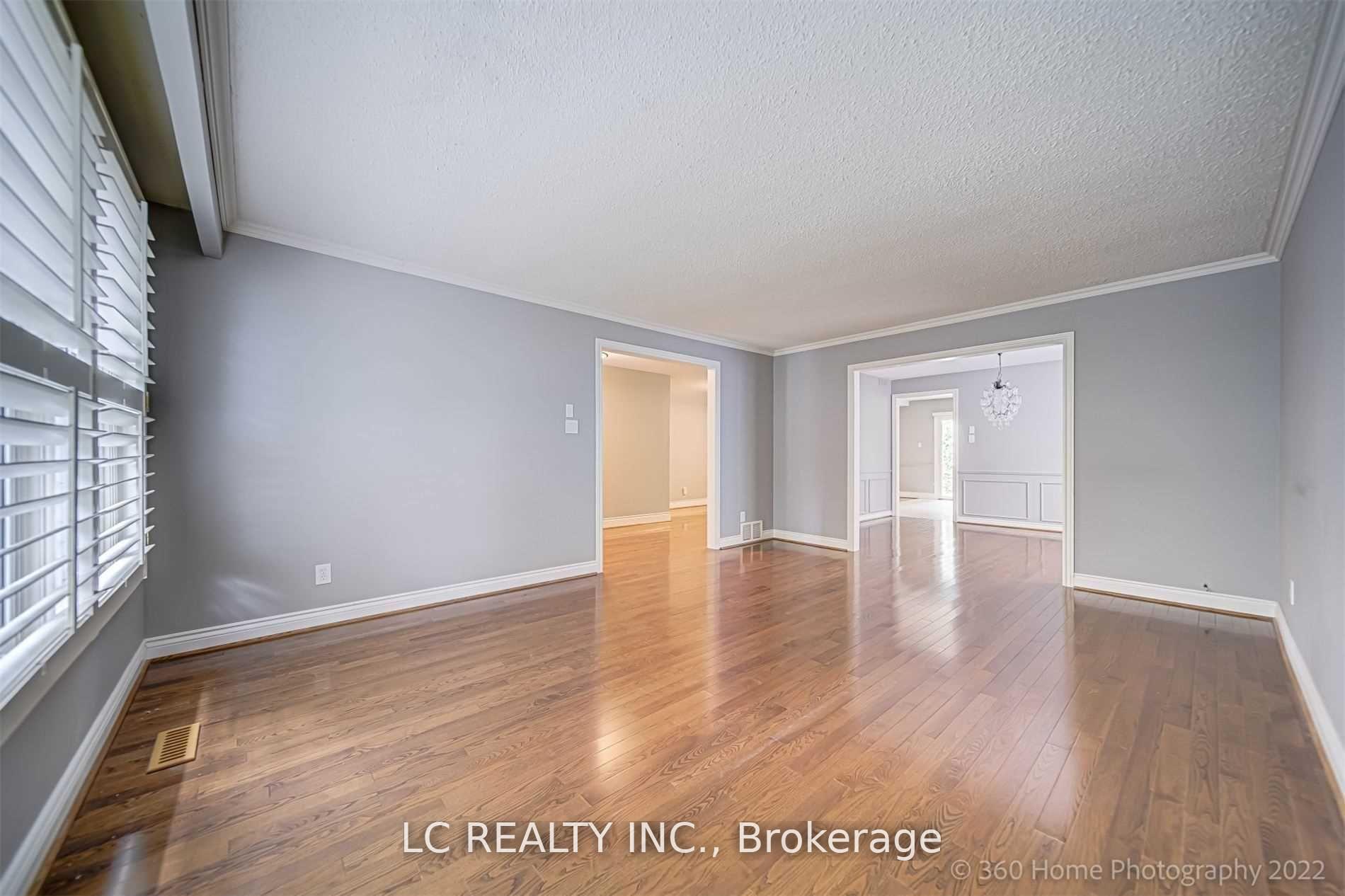 Photo 4 of 92 Emmeloord Crescent, Markham, Unionville — HOMEH