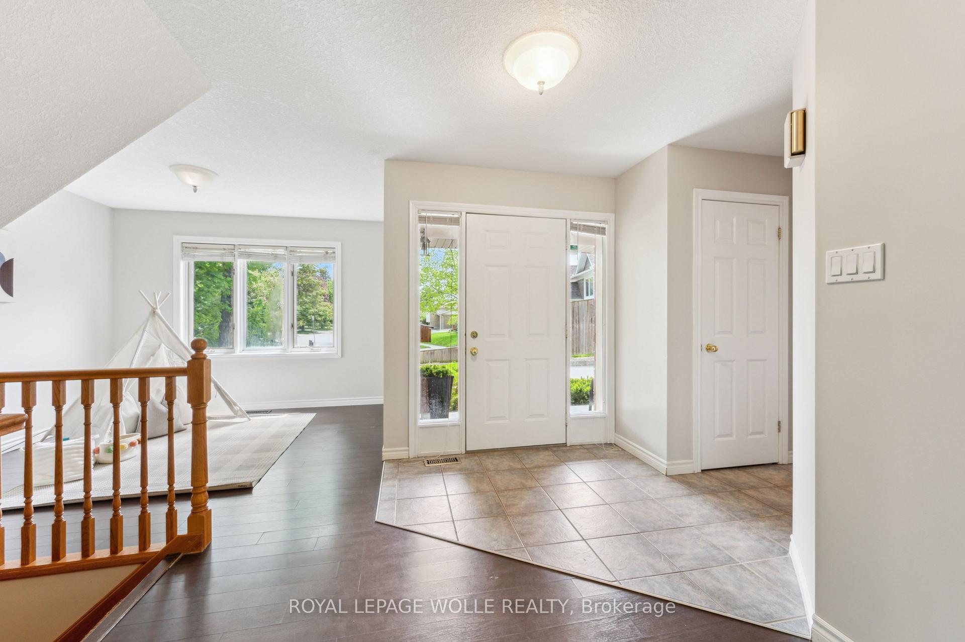 Photo 8 of 35 Dayman Court, Kitchener — HOMEH