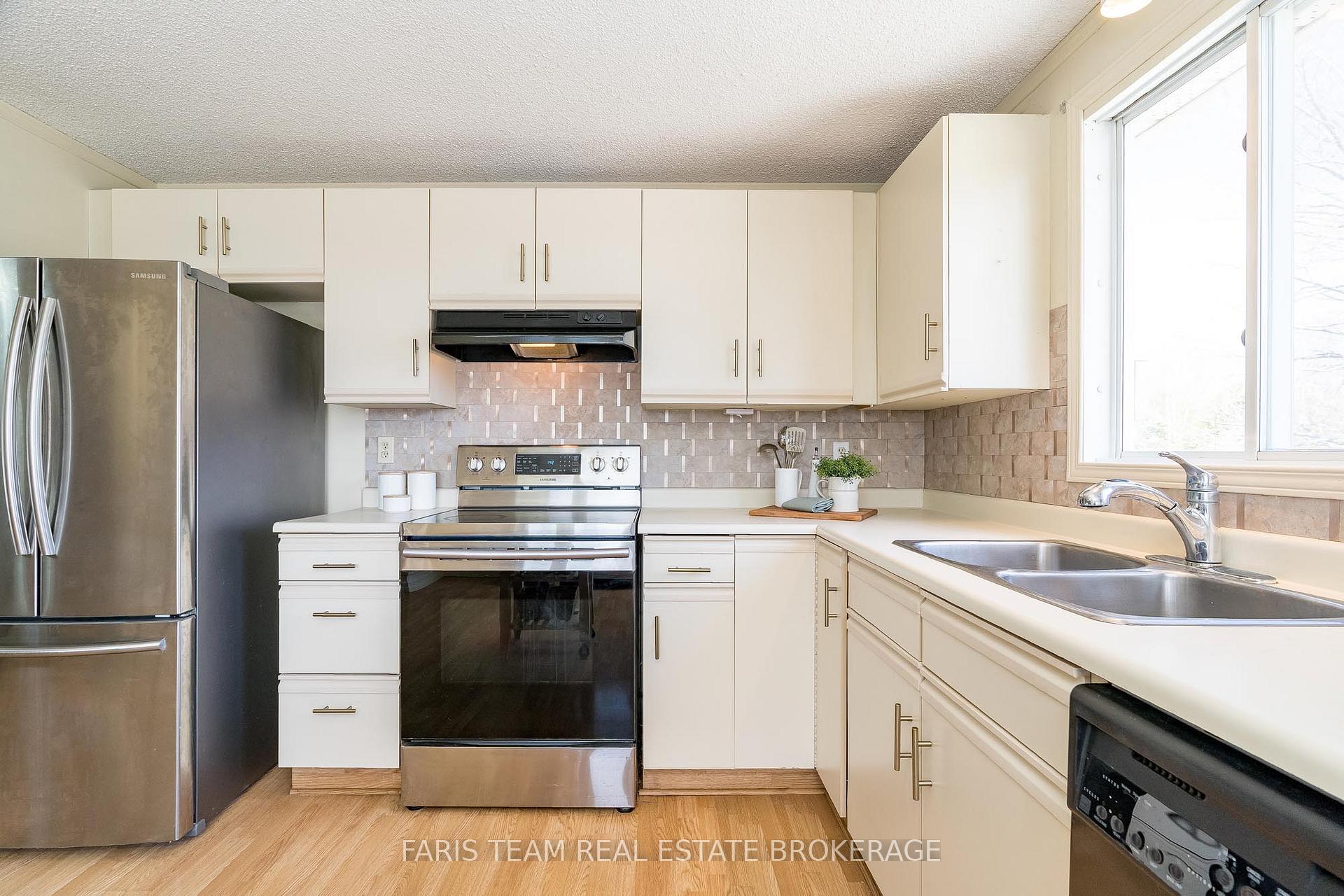 Photo 5 of 671 Algonquin Drive, Midland — HOMEH