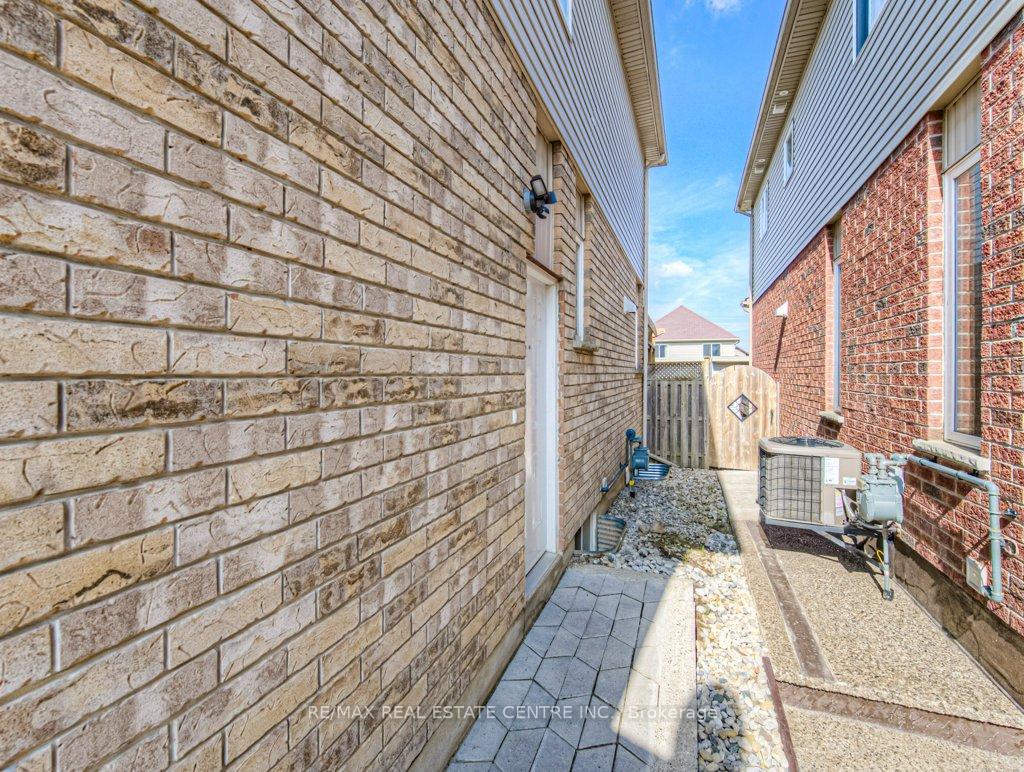 Photo 4 of 950 Pebblecreek Court, Kitchener — HOMEH