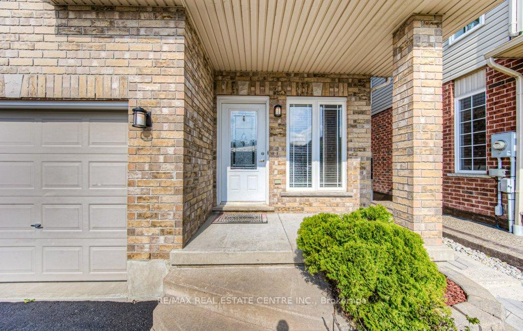 Photo 5 of 950 Pebblecreek Court, Kitchener — HOMEH