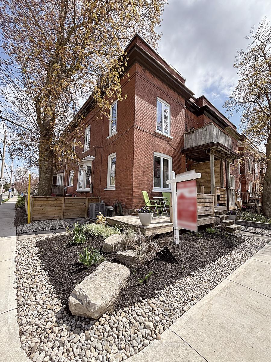 Front of 43 Cedar Street N