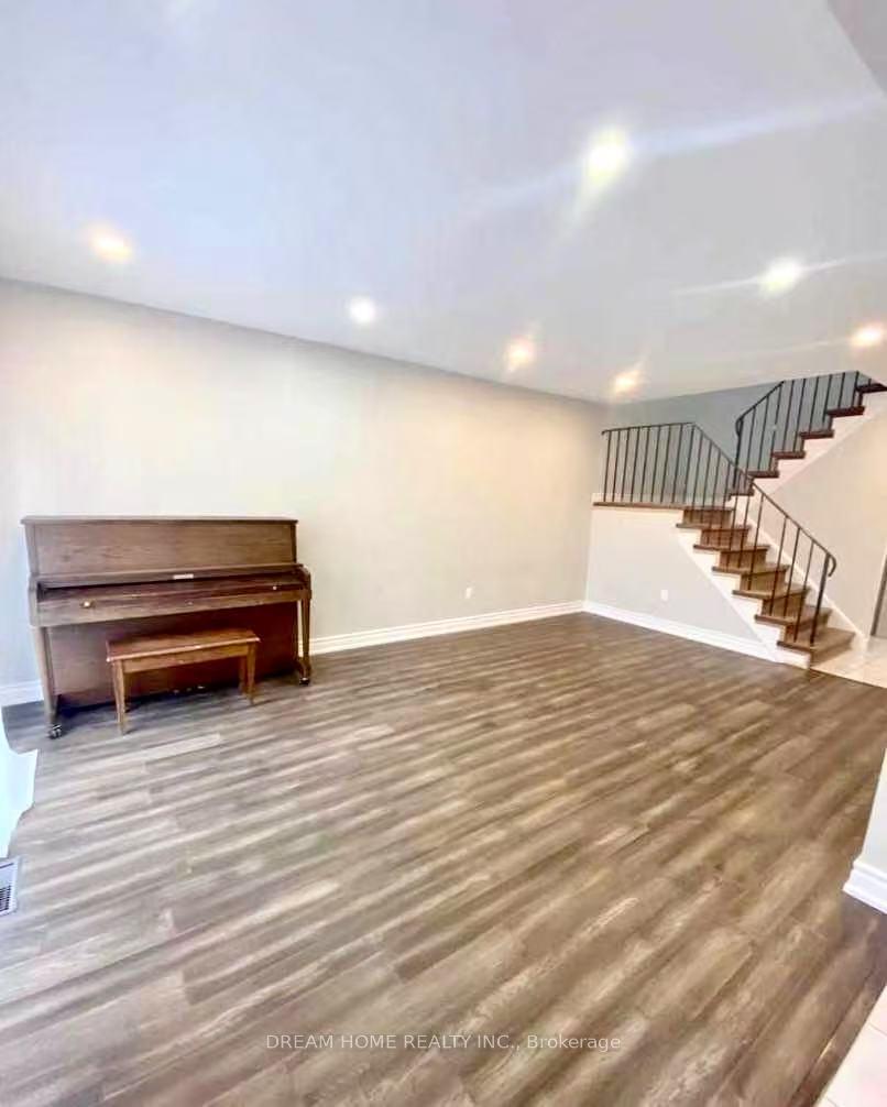 Photo 5 of 16 Cottsmore Crescent, Markham, Milliken Mills West — HOMEH