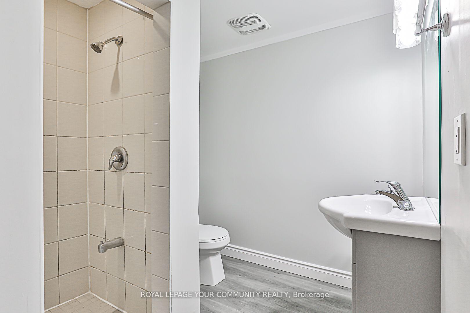 Photo 2 of 120 Chloe Crescent, Markham, Middlefield — HOMEH