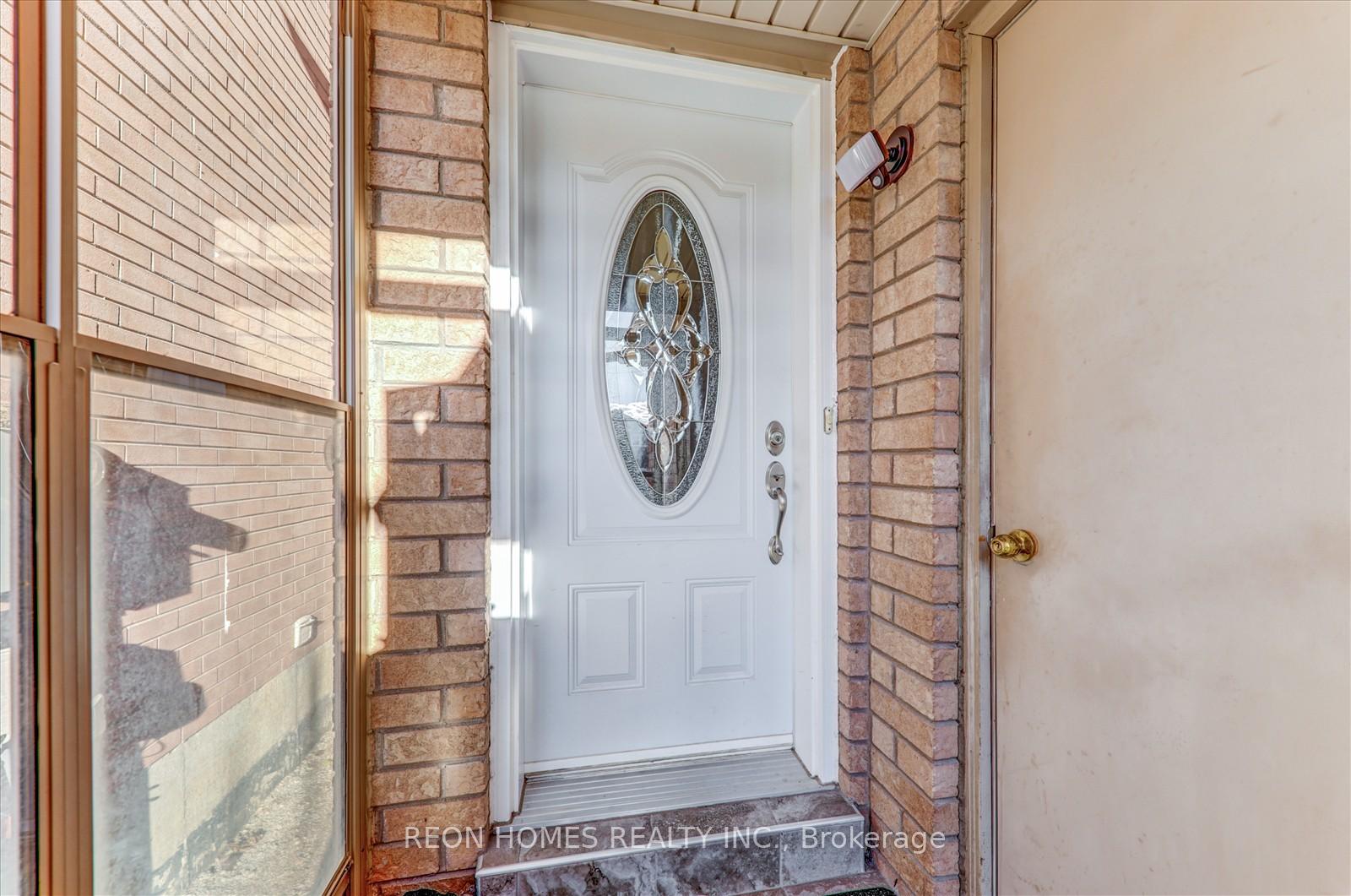 Photo 5 of 31 Sophia Road, Markham, Middlefield — HOMEH