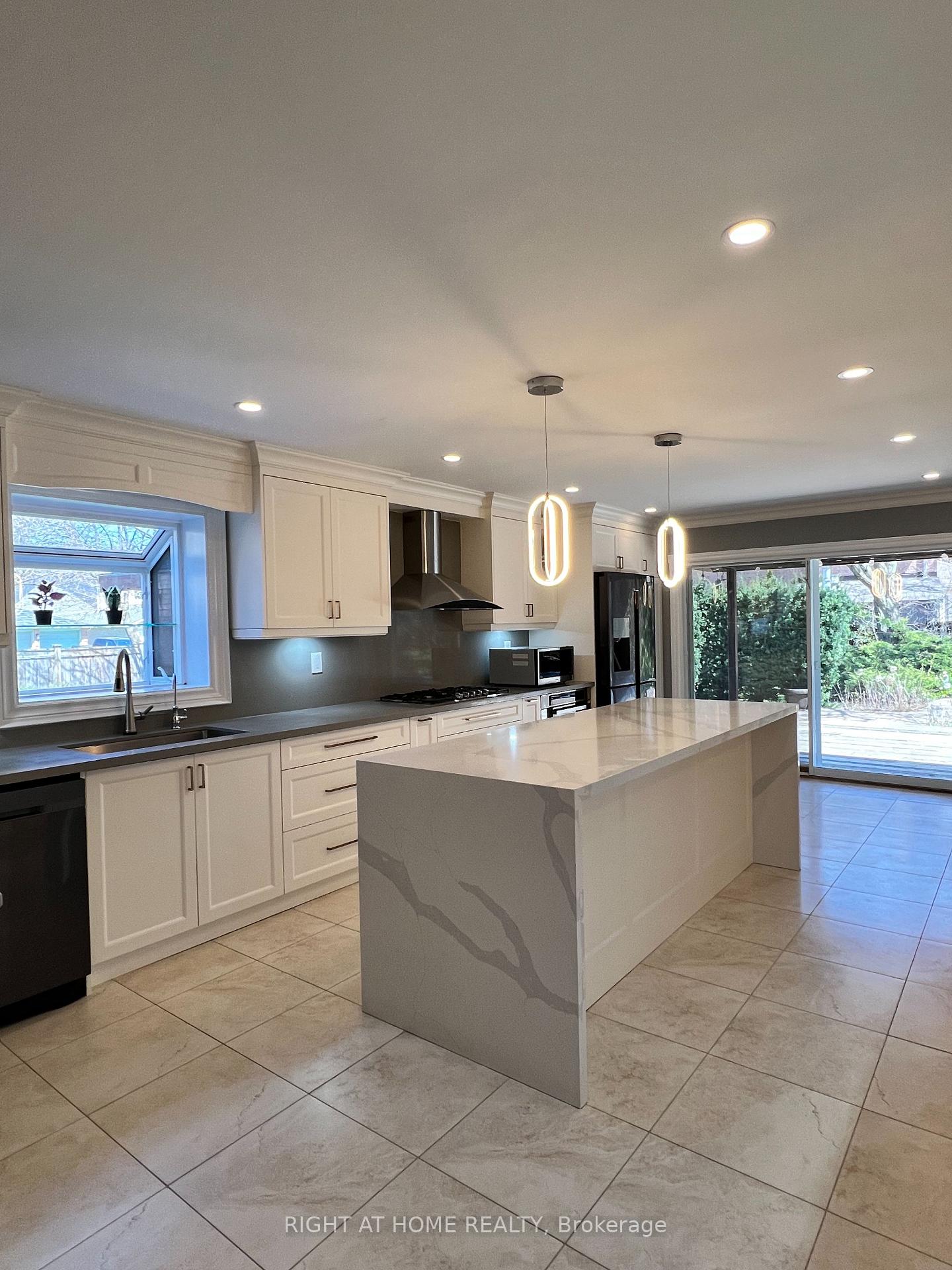 Photo 3 of 8 Delhi Crescent, Markham, Unionville — HOMEH