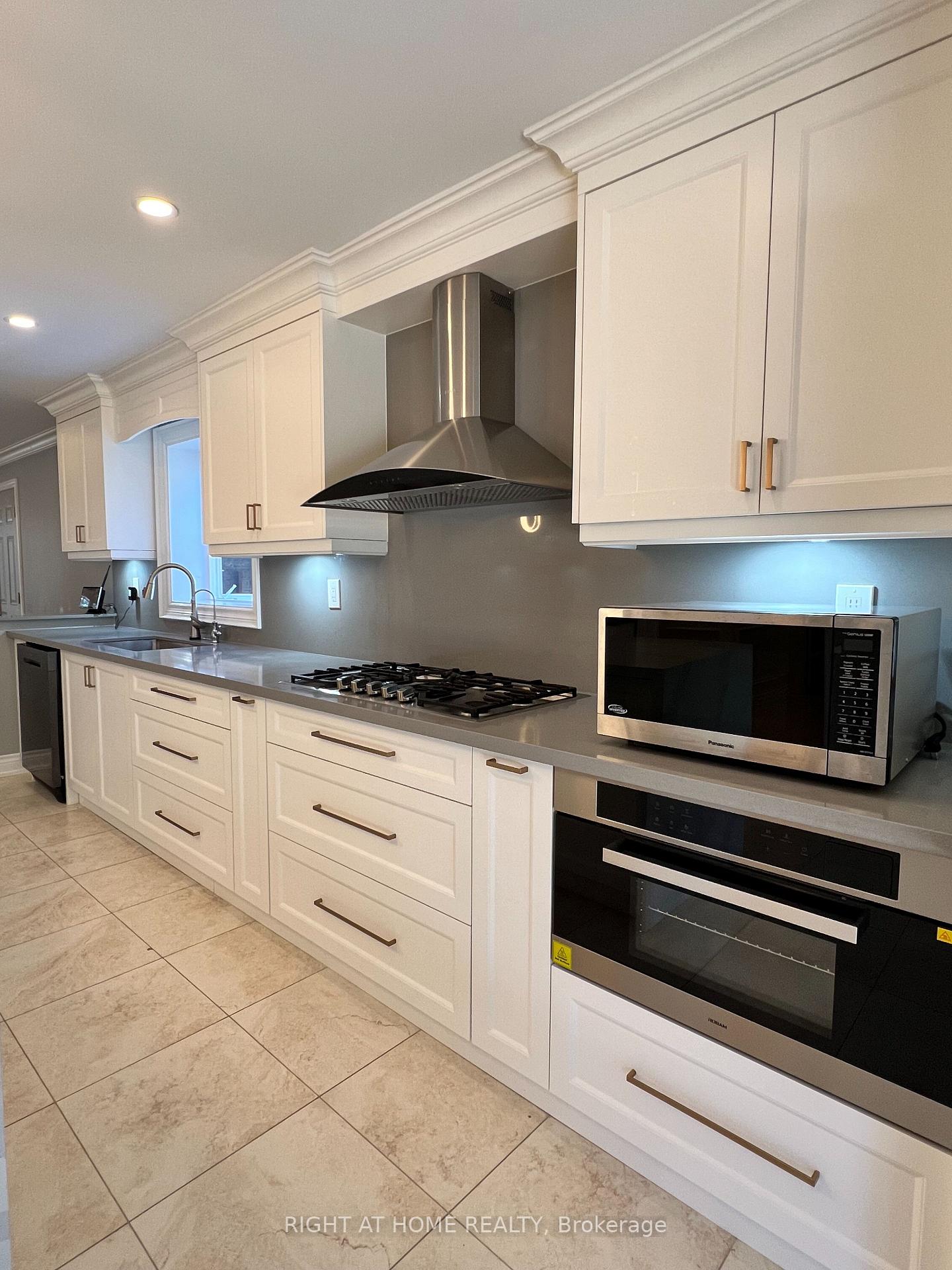 Photo 7 of 8 Delhi Crescent, Markham, Unionville — HOMEH