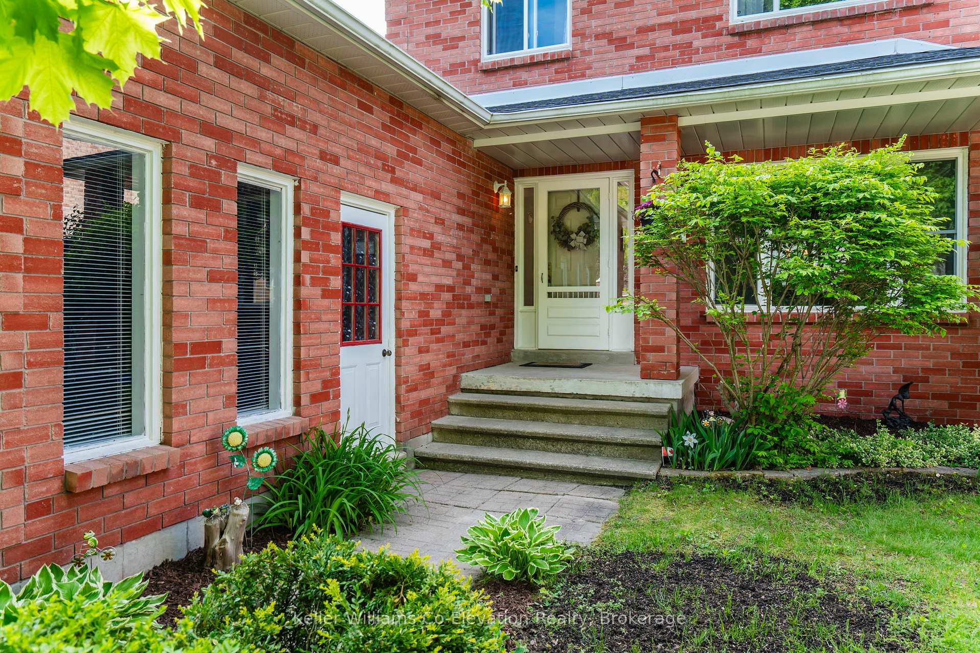 Photo 3 of 1056 Dina Crescent, Midland — HOMEH