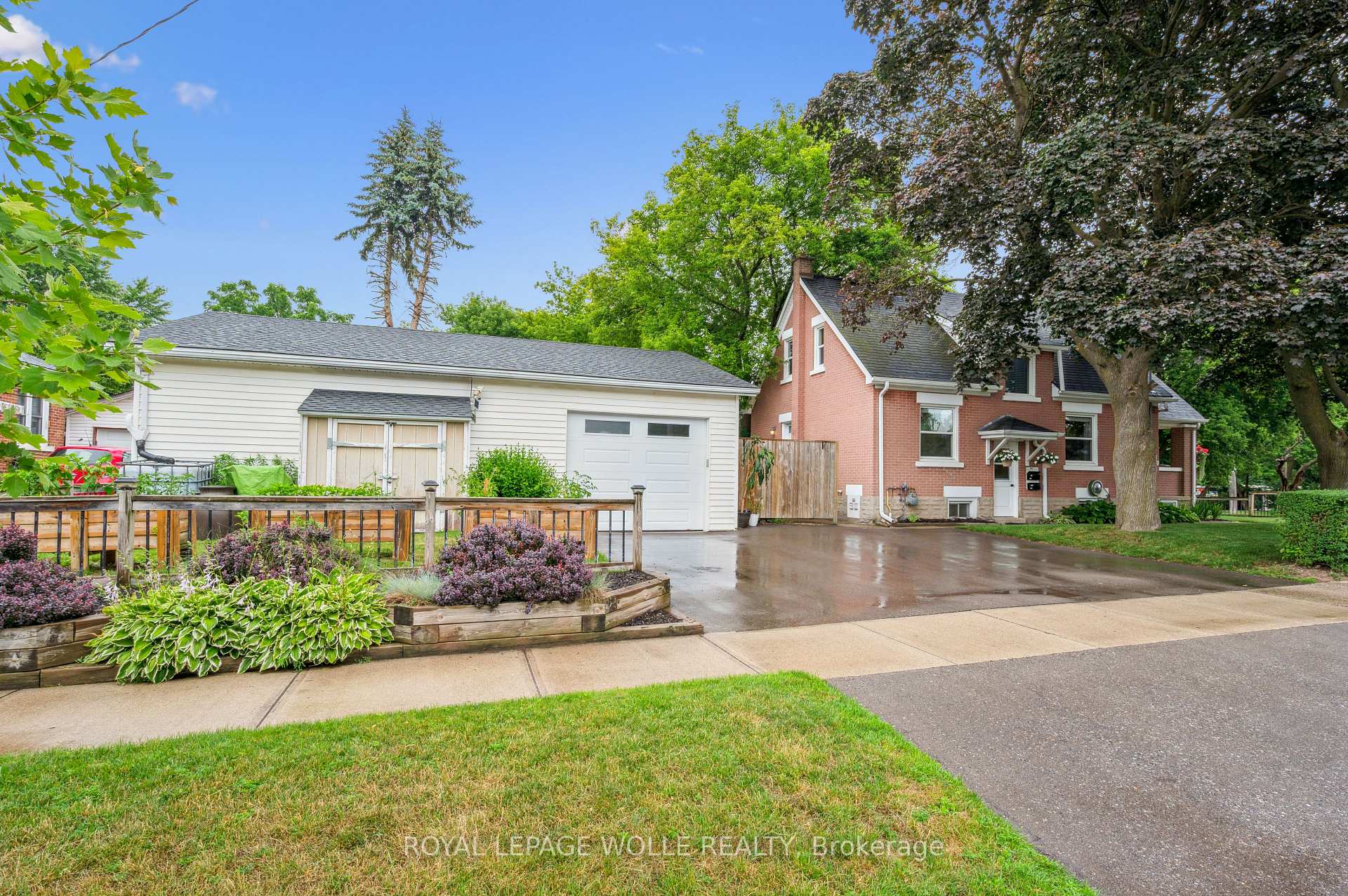 Front of 854 Guelph Street