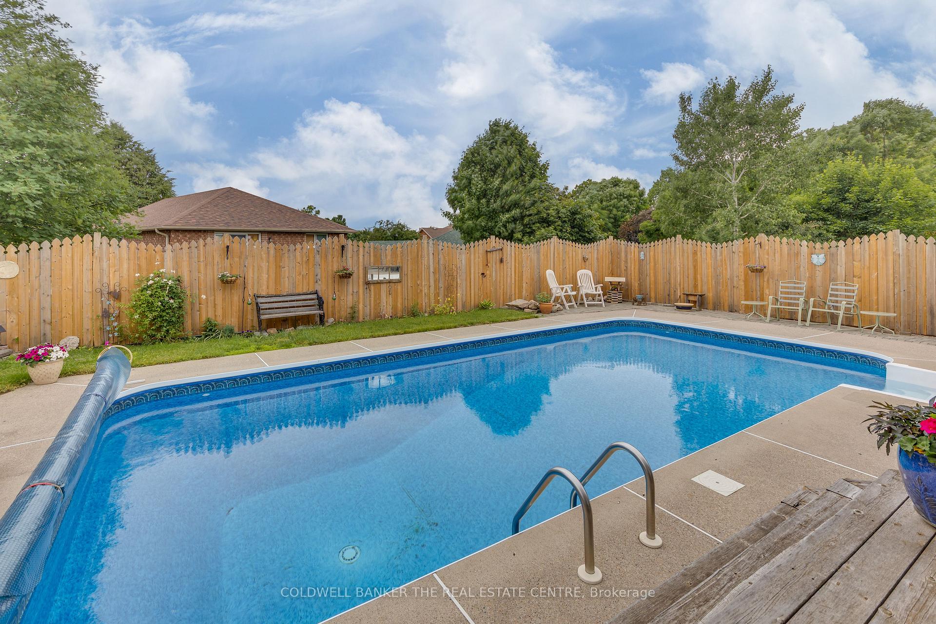 Photo 4 of 638 Norman Crescent, Midland — HOMEH