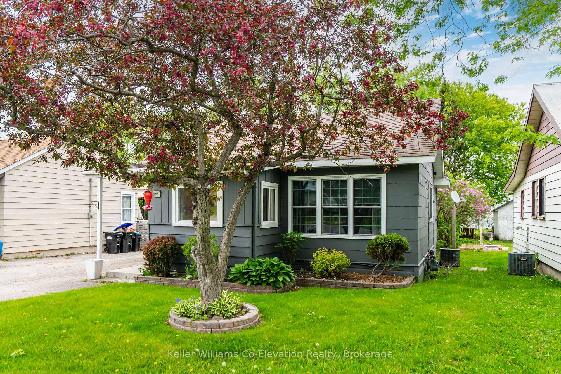 Photo 2 of 303 William Street, Midland — HOMEH