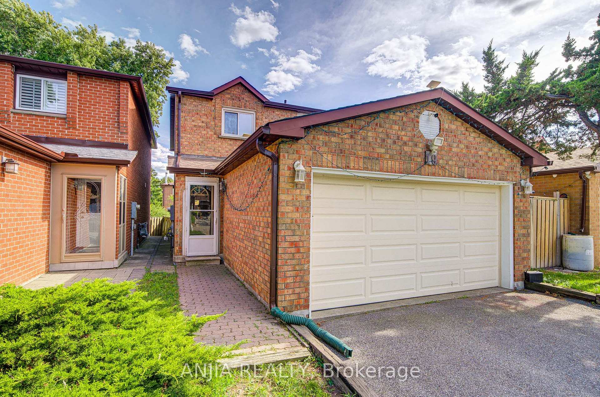 Photo 2 of 19 Dunbar Crescent, Markham, Milliken Mills East — HOMEH