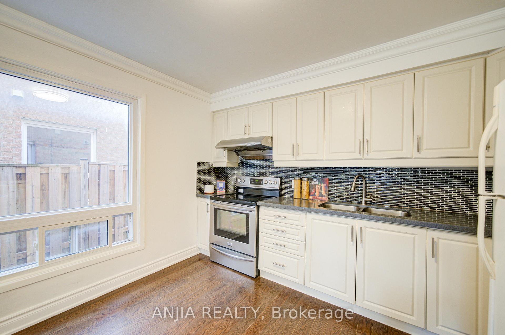 Photo 13 of 19 Dunbar Crescent, Markham, Milliken Mills East — HOMEH