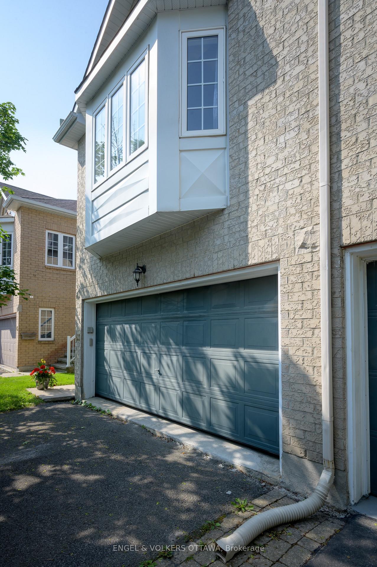 Photo 2 of 43 Castle Glen Crescent, Ottawa, Kanata - Glencairn/Hazeldean — HOMEH