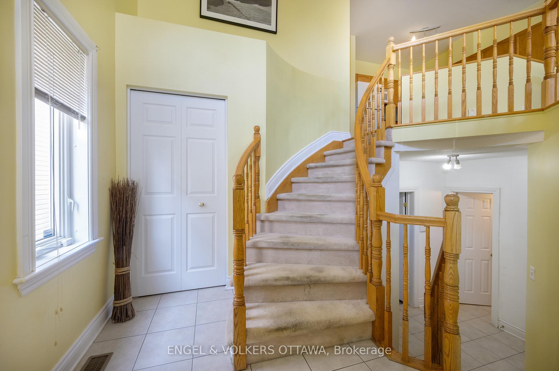 Photo 3 of 43 Castle Glen Crescent, Ottawa, Kanata - Glencairn/Hazeldean — HOMEH