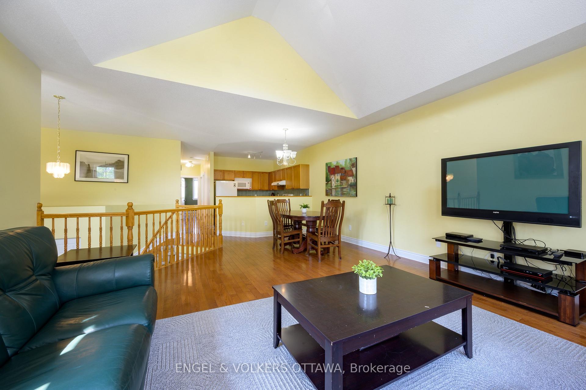 Photo 4 of 43 Castle Glen Crescent, Ottawa, Kanata - Glencairn/Hazeldean — HOMEH