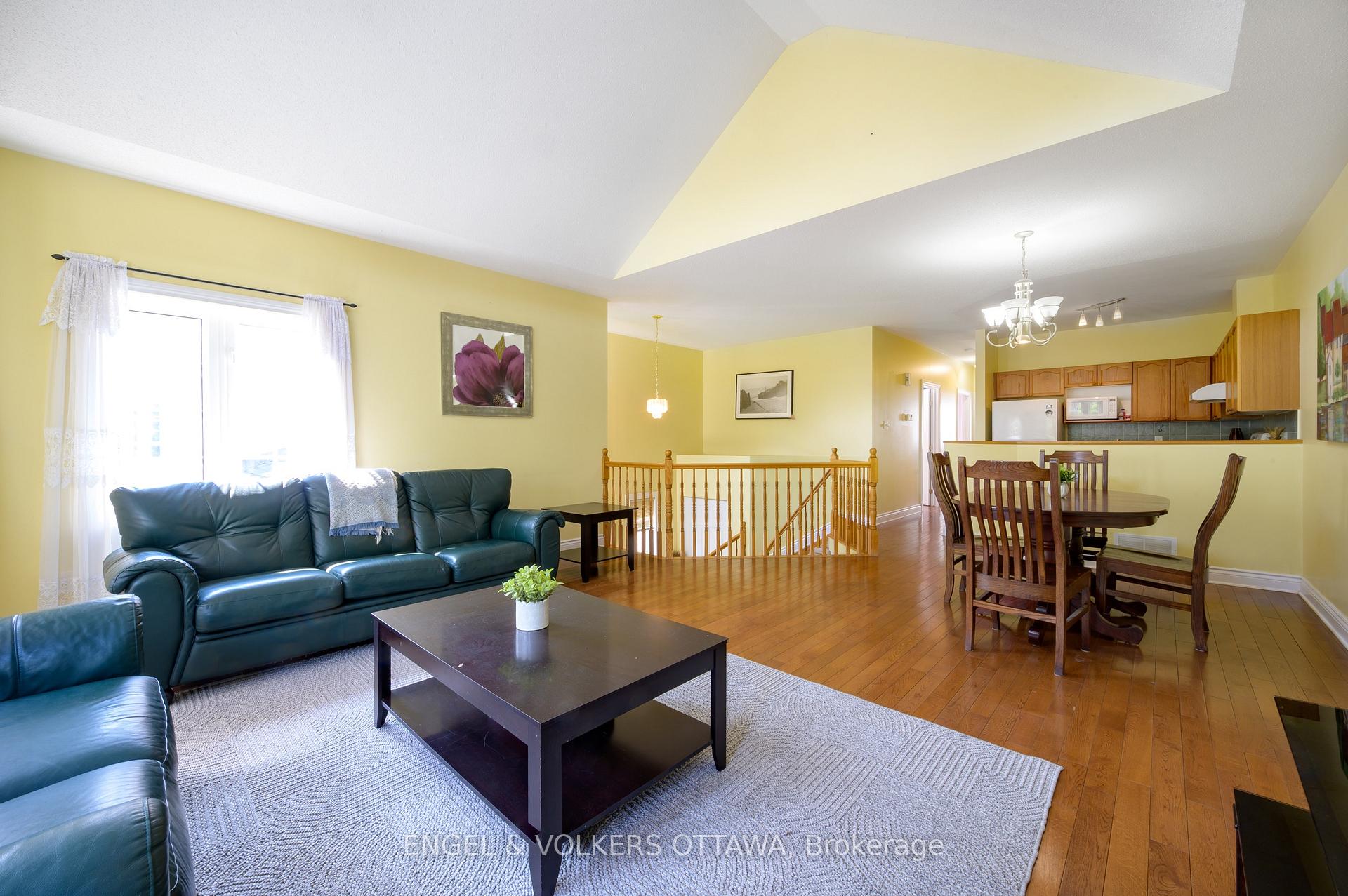Photo 5 of 43 Castle Glen Crescent, Ottawa, Kanata - Glencairn/Hazeldean — HOMEH