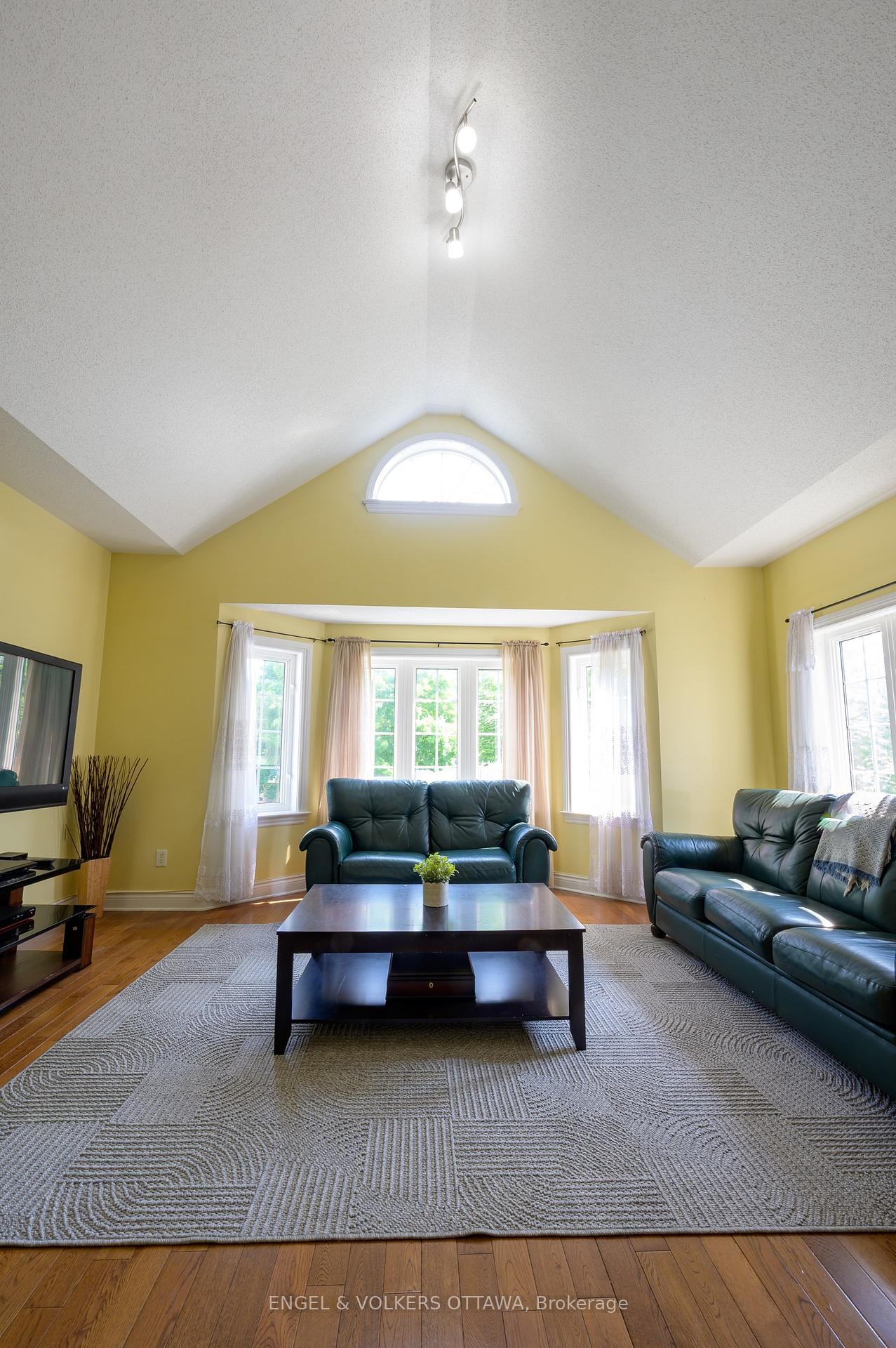Photo 6 of 43 Castle Glen Crescent, Ottawa, Kanata - Glencairn/Hazeldean — HOMEH