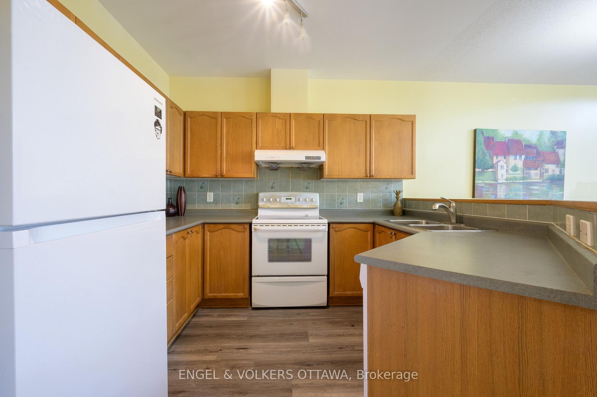 Photo 8 of 43 Castle Glen Crescent, Ottawa, Kanata - Glencairn/Hazeldean — HOMEH