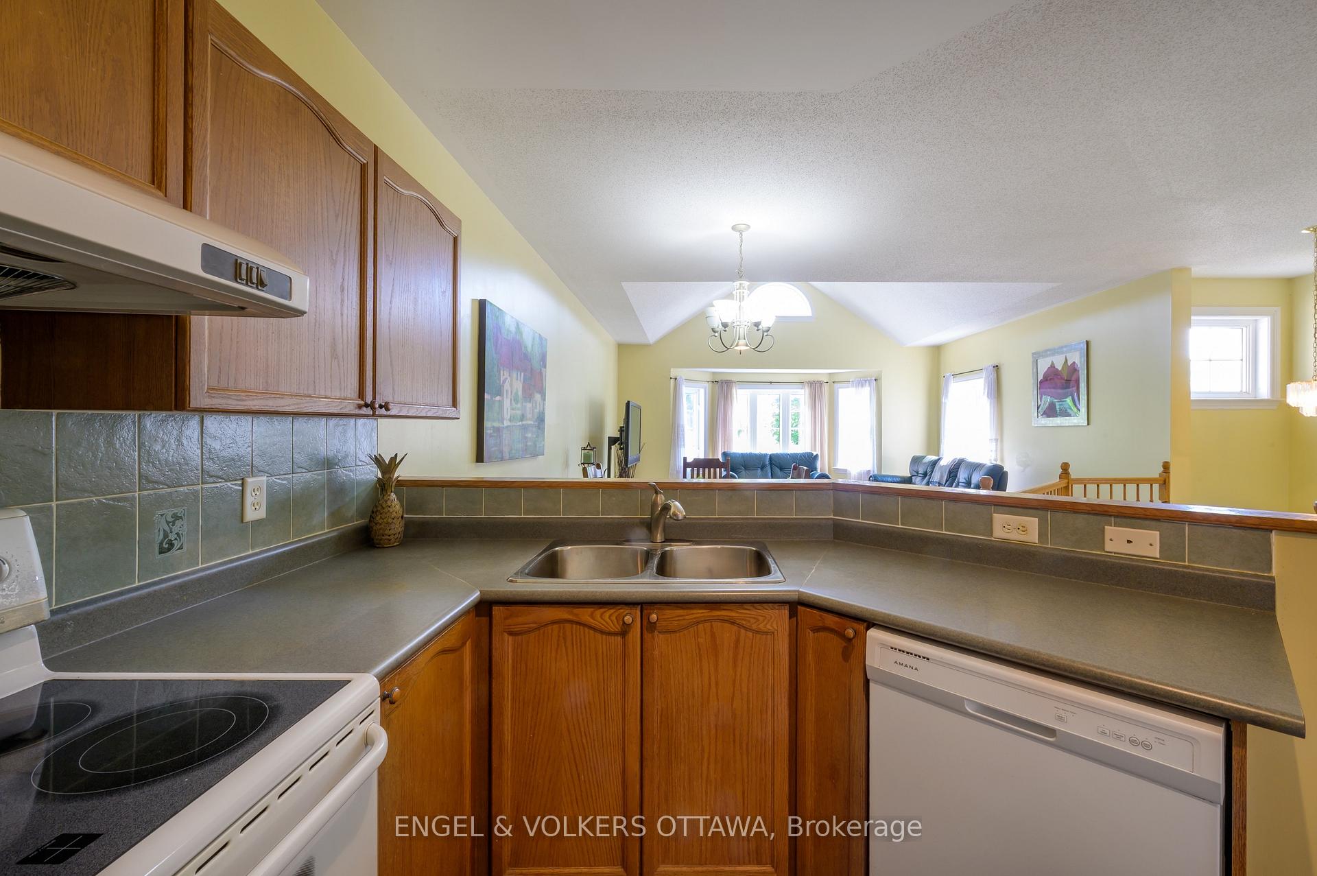 Photo 9 of 43 Castle Glen Crescent, Ottawa, Kanata - Glencairn/Hazeldean — HOMEH