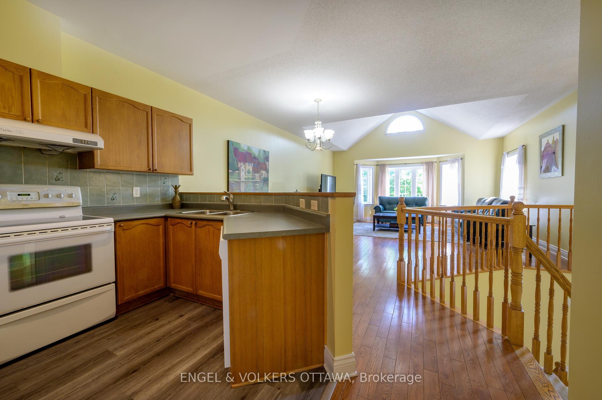 Photo 11 of 43 Castle Glen Crescent, Ottawa, Kanata - Glencairn/Hazeldean — HOMEH