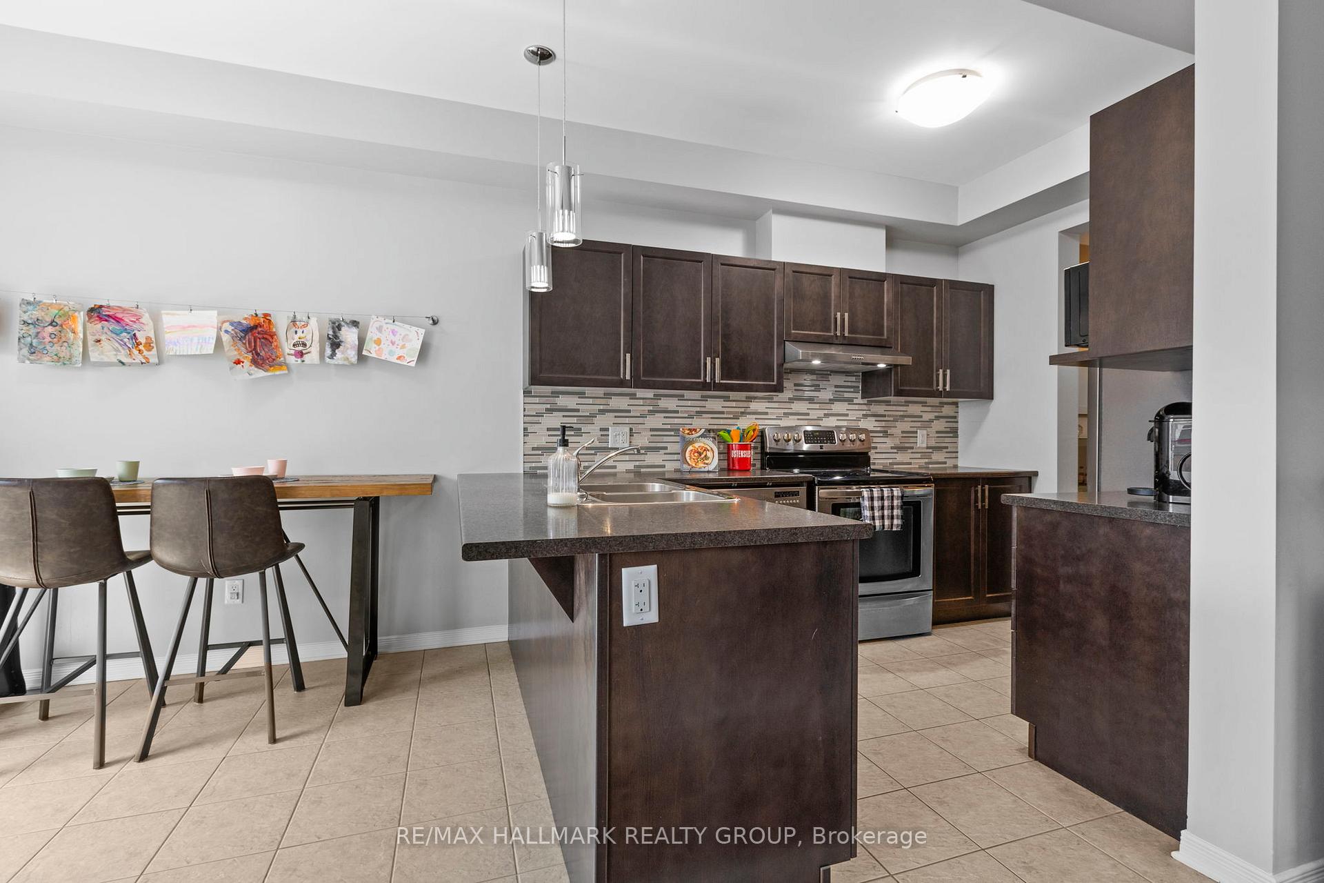 Photo 10 of 243 Livery Street, Ottawa, Kanata - Emerald Meadows/Trailwest — HOMEH