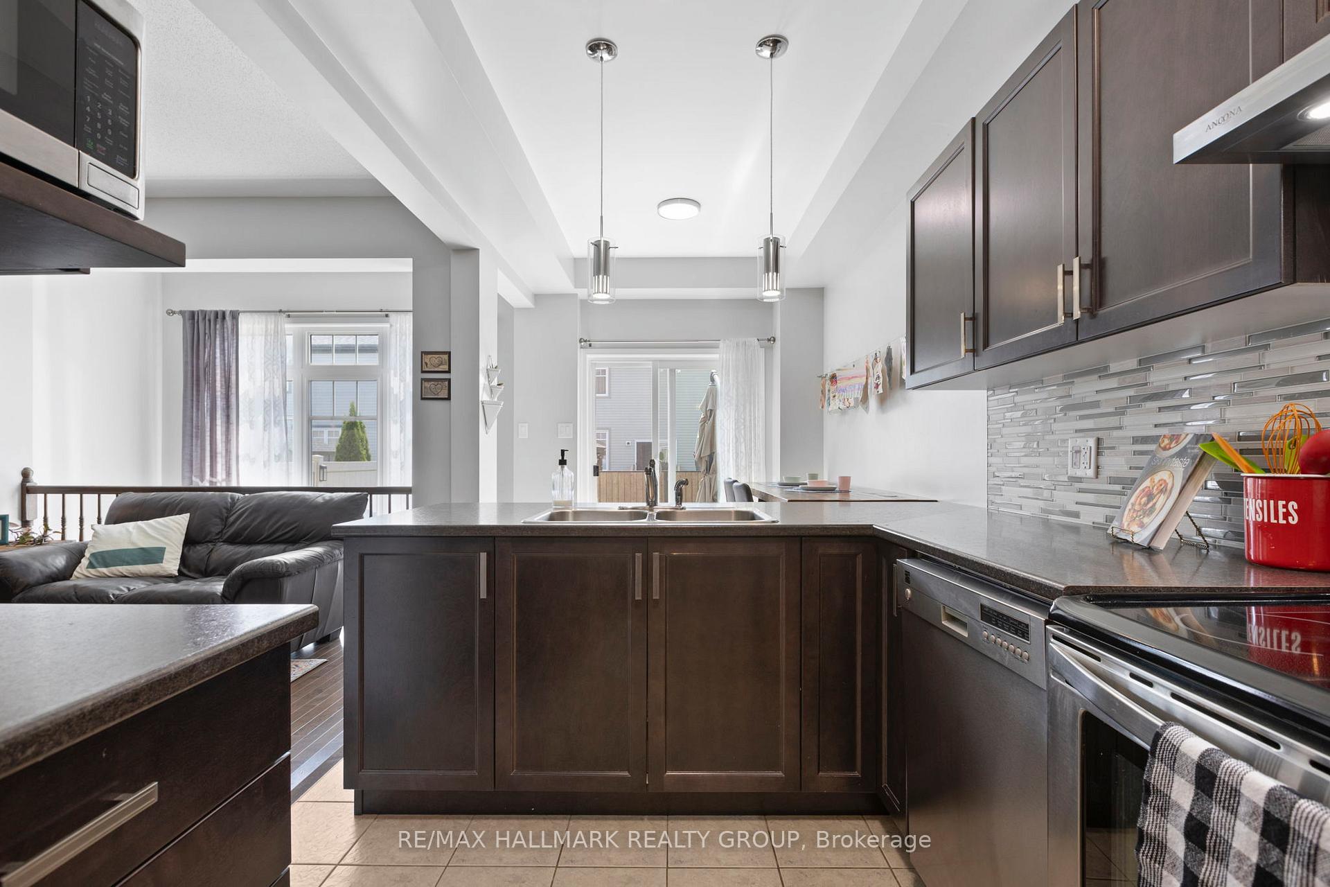 Photo 11 of 243 Livery Street, Ottawa, Kanata - Emerald Meadows/Trailwest — HOMEH