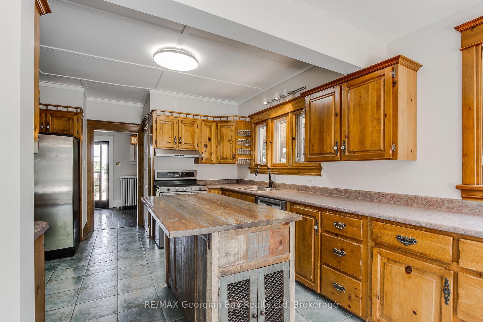 Photo 15 of 324 Second Street, Midland — HOMEH