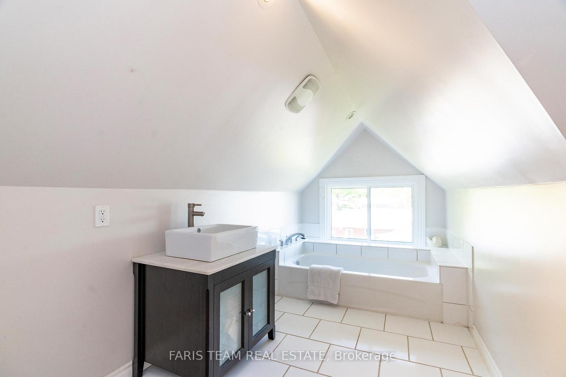 Photo 24 of 1078 Harbourview Drive, Midland — HOMEH