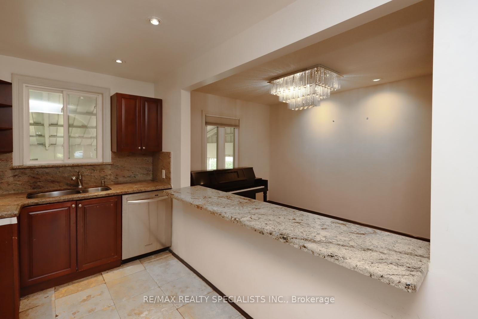 Photo 9 of 44 Woodward Avenue, Markham, Grandview — HOMEH