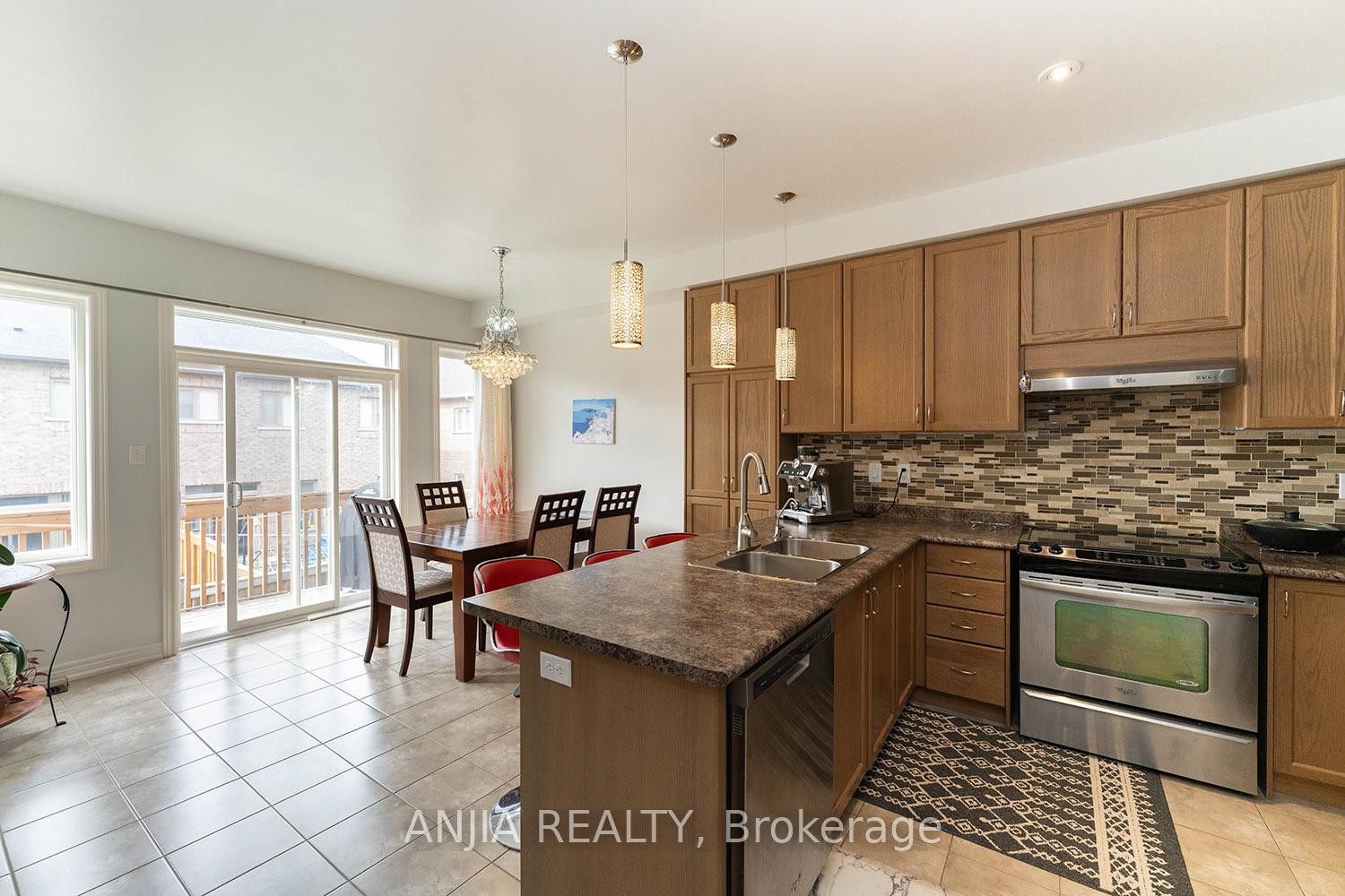 Photo 9 of 83 Hua Du Avenue, Markham, Berczy — HOMEH