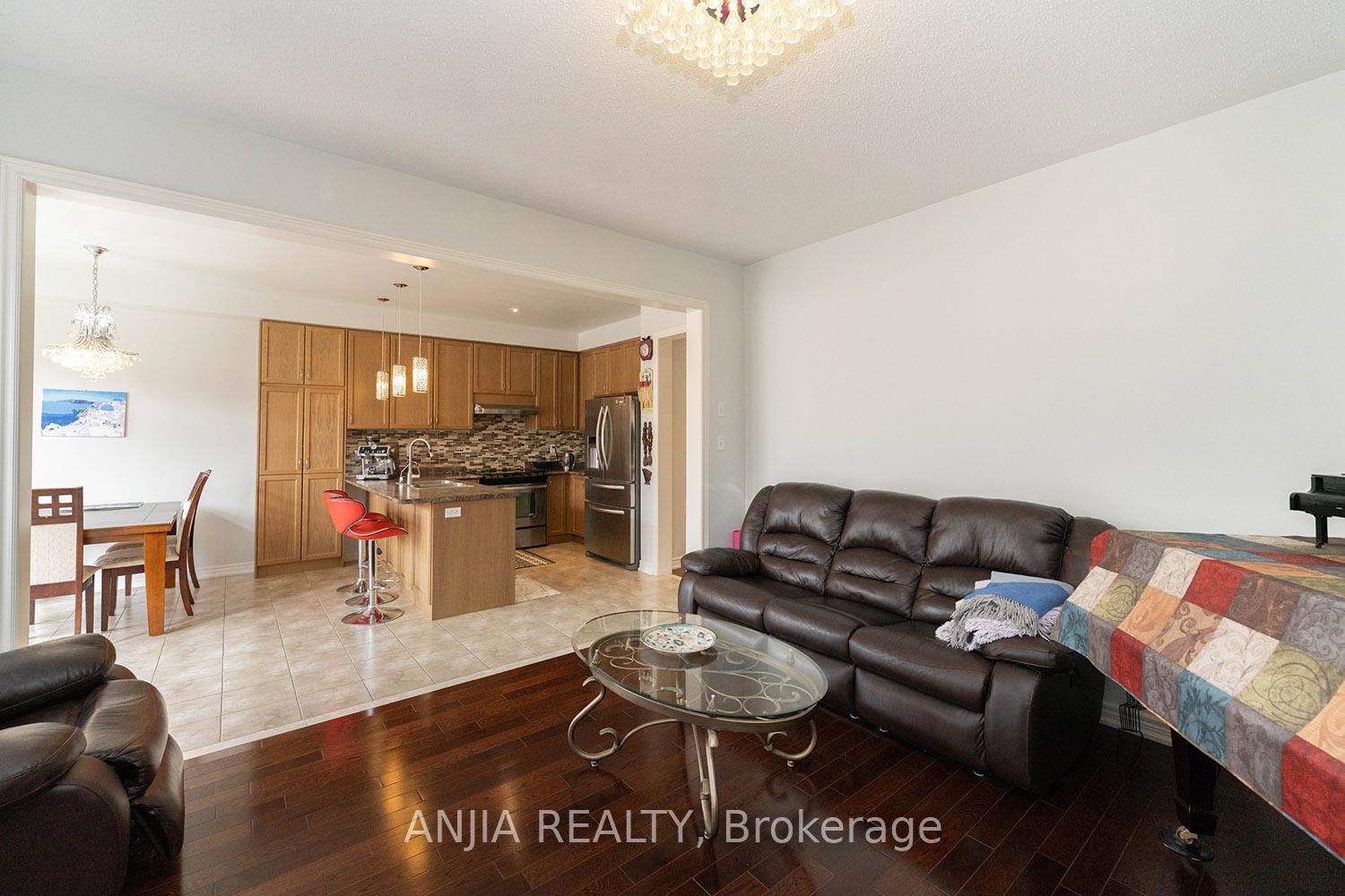 Photo 10 of 83 Hua Du Avenue, Markham, Berczy — HOMEH