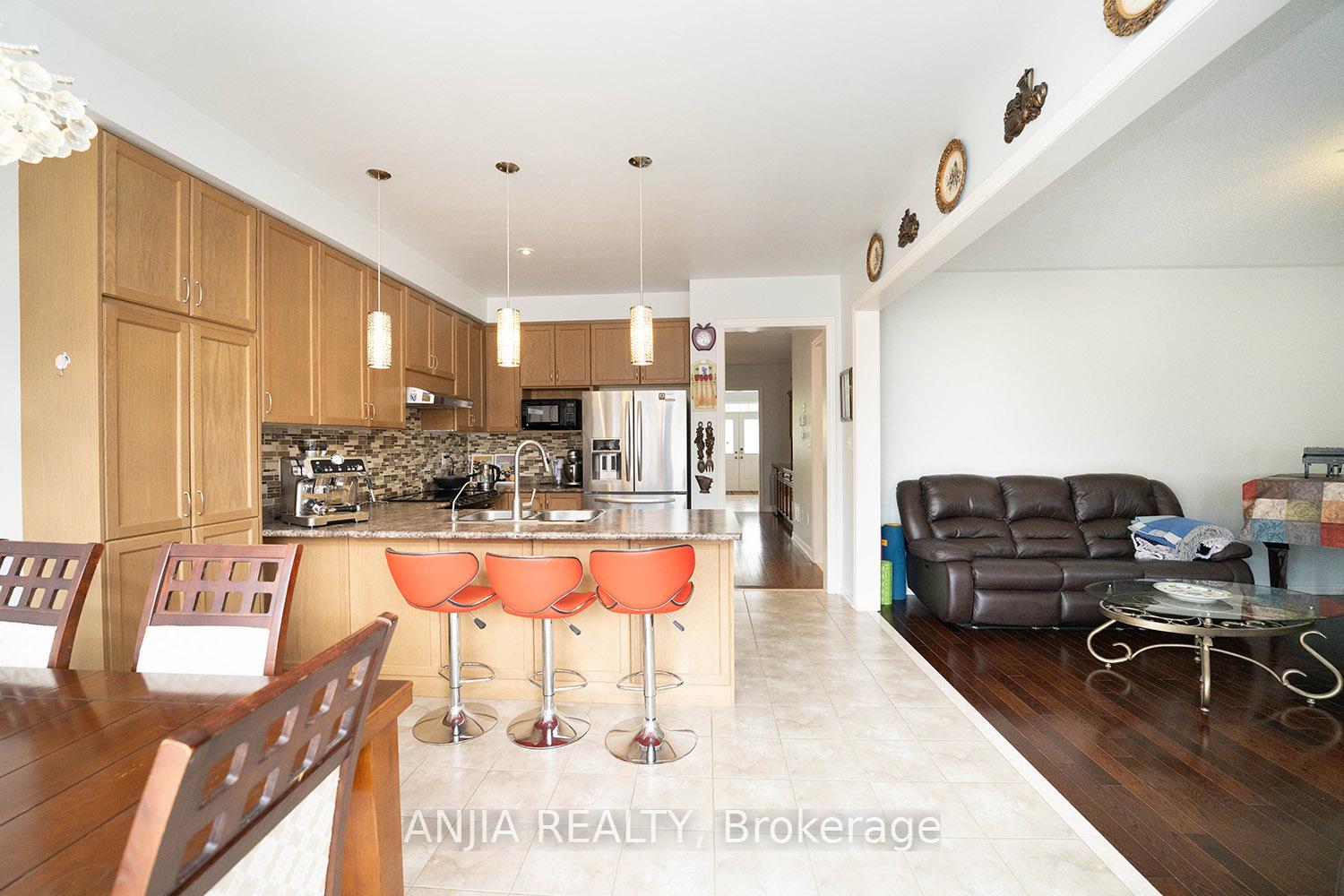 Photo 12 of 83 Hua Du Avenue, Markham, Berczy — HOMEH