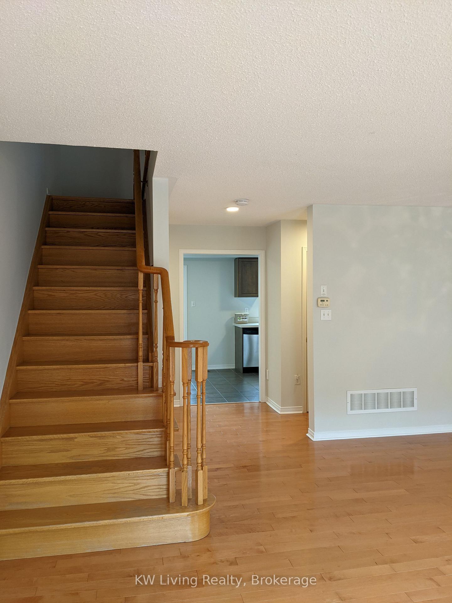 Photo 10 of 25 Warrington Way, Markham, Berczy — HOMEH