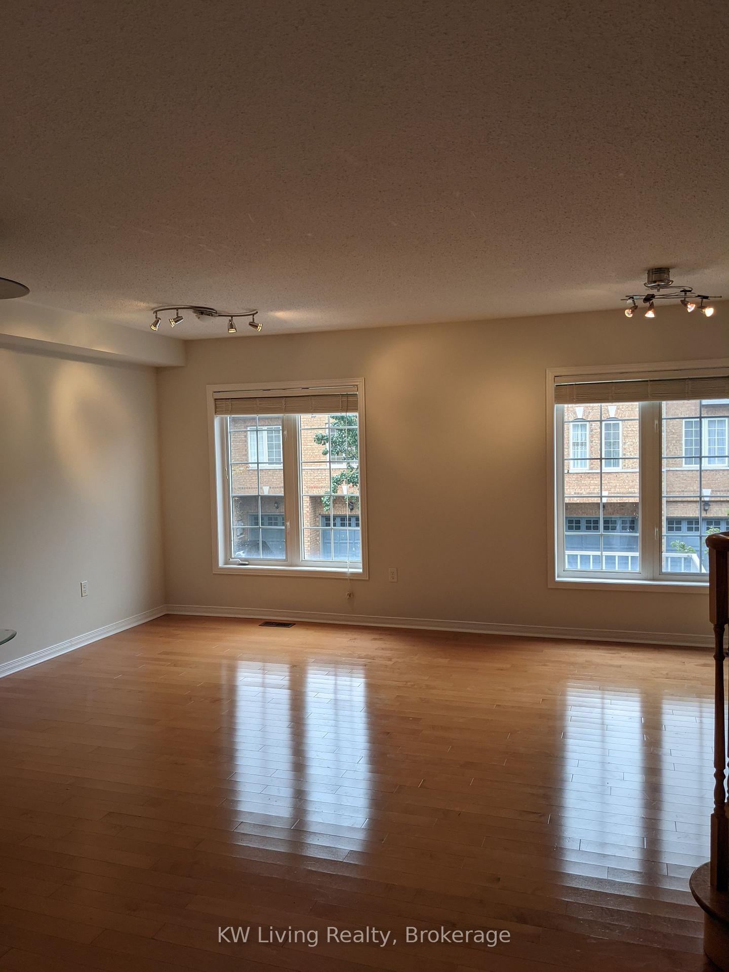 Photo 13 of 25 Warrington Way, Markham, Berczy — HOMEH