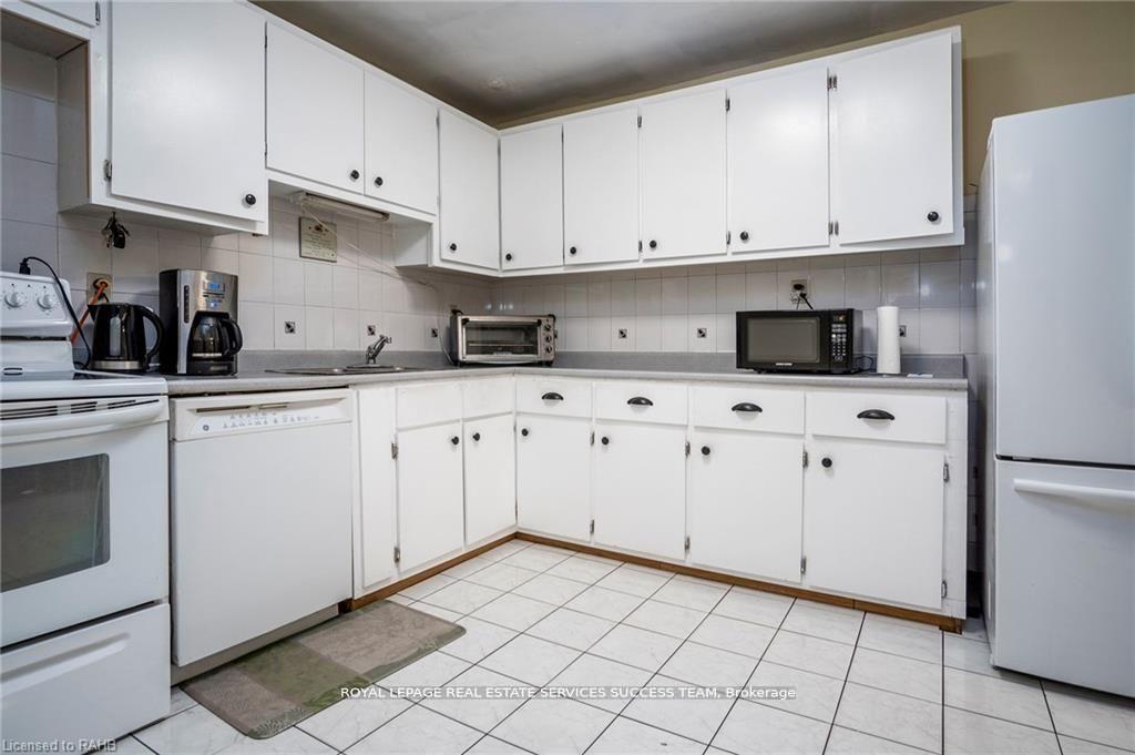 Photo 4 of Unit Upper, 119 Avondale Street, Hamilton, Crown Point — HOMEH